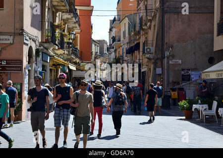 Les touristes sur le Corso Umberto - Taormina, Sicile, Italie Banque D'Images