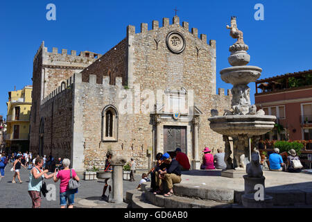 Fontaine Baroque et Duomo (cathédrale San Nicolo) sur la Piazza del Duomo - Taormina, Sicile, Italie Banque D'Images