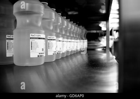 Blackandwhite,adorable,waldisputninsphotography,géométrie,art,abstrait,moody,perspective,médecine,,medicalequipmen,NaCl Banque D'Images