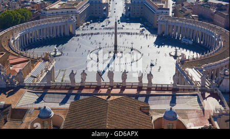 La Place Saint Pierre à partir de la coupole de la Basilique Saint Pierre Rome Lazio Italie Europe Banque D'Images