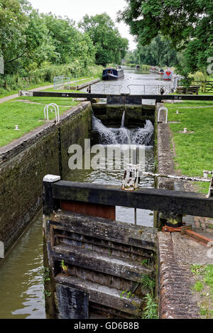 Serrure sur Kennet and Avon Canal à grand Bedwyn Banque D'Images