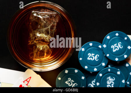 Verre de whisky avec des cartes et des jetons de poker (vue de dessus). Image horizontale. Banque D'Images