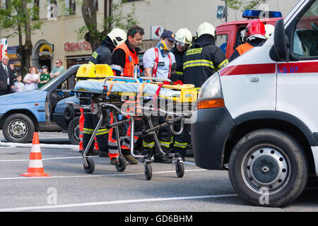 PEZINOK, SLOVAQUIE - 8 mai 2016 : Des pompiers volontaires de participer à une démonstration de désincarcération de véhicule à Pezinok, Slovaquie Banque D'Images