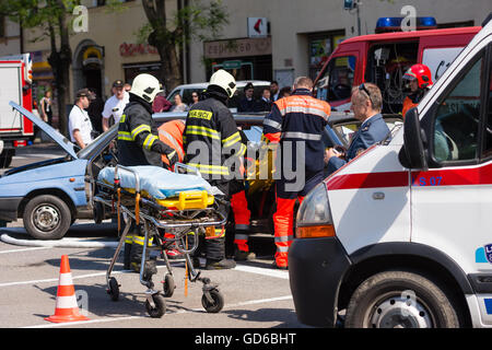 PEZINOK, SLOVAQUIE - 8 mai 2016 : Des pompiers volontaires de participer à une démonstration de désincarcération de véhicule à Pezinok, Slovaquie Banque D'Images