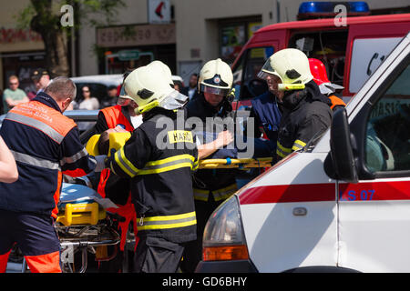 PEZINOK, SLOVAQUIE - 8 mai 2016 : Des pompiers volontaires de participer à une démonstration de désincarcération de véhicule à Pezinok, Slovaquie Banque D'Images