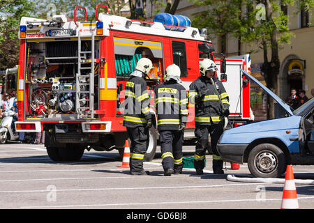 PEZINOK, SLOVAQUIE - 8 mai 2016 : Des pompiers volontaires de participer à une démonstration de désincarcération de véhicule à Pezinok, Slovaquie Banque D'Images