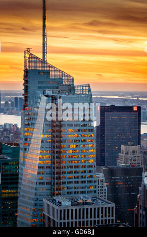 Vue aérienne de la Bank of America Tower (en construction) et un Penn Plaza au coucher du soleil. Manhattan, New York City Banque D'Images