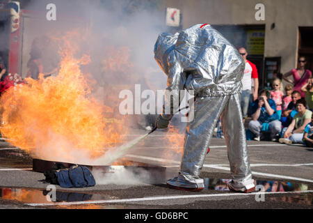 PEZINOK, SLOVAQUIE - 8 mai 2016 : Pompier éteindre le feu lors d'un exercice d'entraînement à Pezinok, Slovaquie Banque D'Images