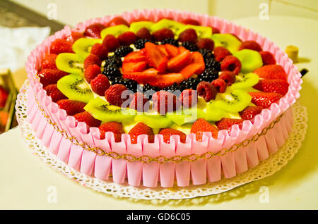 Gâteau d'été avec fruits frais, fraises, mûres, framboises, kiwi et fromage frais Banque D'Images