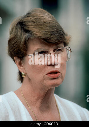 Washington, DC. USA, le 26 juillet 1993 Le Procureur général Janet Reno parle avec les journalistes dans l'aile ouest de l'entrée de la Maison Blanche. Credit : Mark Reinstein Banque D'Images