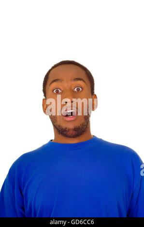 Headshot bel homme portant des T-shirt de couleur bleu faire surpris choqué l'expression du visage, l'arrière-plan blanc studio Banque D'Images