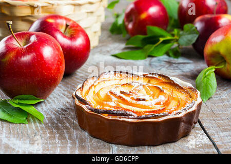 La pâte en forme d'apple pie de roses. Tarte aux pommes faite maison dessert. Pâtisserie maison rose apple. Banque D'Images