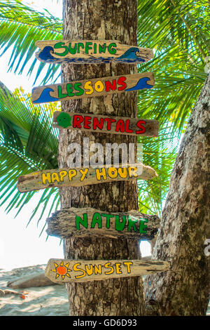 Les panneaux colorés publicité des cours de surf. Playa Espadilla, Quepos, province de Puntarenas, Costa Rica, Amérique centrale. Banque D'Images