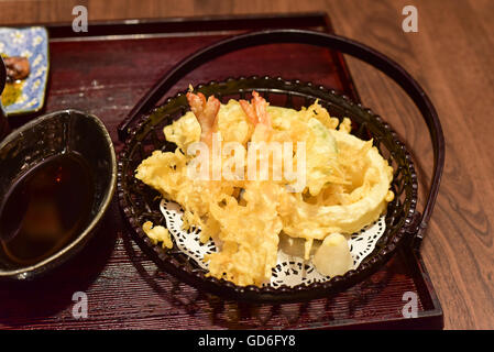 Tempura de crevettes et légumes en tempura Panier Banque D'Images