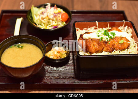 Déjeuner japonais composé de riz japonais avec du poulet teriyaki, soupe miso, salade et Banque D'Images