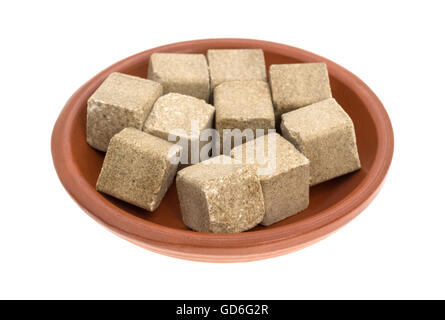 Plusieurs cubes de bouillon de boeuf assaisonné de remplir un petit bol isolé sur un fond blanc. Banque D'Images