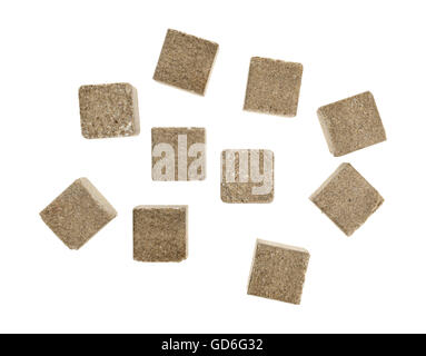 Vue de dessus d'un groupe de cubes de bouillon de boeuf assaisonné isolé sur un fond blanc. Banque D'Images