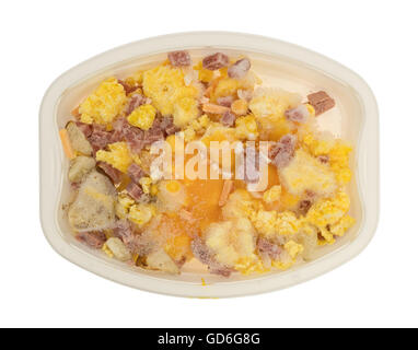 Vue de dessus d'une assiette de jambon, oeufs et pommes de terre avec du fromage plat au dîner dans un bac en plastique micro-ondes Banque D'Images