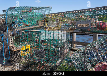 Plusieurs casiers à homard empilés dans un fatras sur un dock de travail à la fin du printemps à Belfast, Maine. Banque D'Images