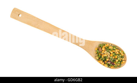 Vue de dessus d'une partie du mélange à soupe minestrone sec ingrédients dans une cuillère en bois isolé sur un fond blanc. Banque D'Images
