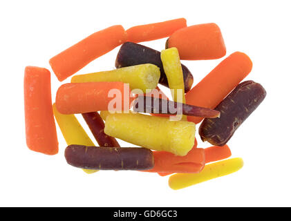 Vue de dessus de plusieurs jaune, orange et violet carottes isolé sur un fond blanc. Banque D'Images