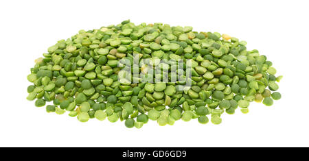 Une partie des pois cassés verts bio isolé sur un fond blanc. Banque D'Images