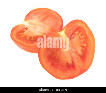 Une réduction de la moitié de la tomate rouge biologique isolé sur un fond blanc. Banque D'Images