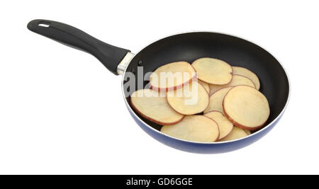 Vue de côté plusieurs tranches de pommes rouges dans un vieux poêle isolé sur un fond blanc. Banque D'Images