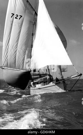 AJAXNETPHOTO. 1977. SOLENT, ANGLETERRE - vieilles coques RACE - NERAK, avec chaque ensemble de points possible. Probablement CONSTRUIT PAR COLLINE DE COWES EN 1905, l'OLIVE. PHOTO:JONATHAN EASTLAND/AJAX REF:YA  1977 NERAK Banque D'Images