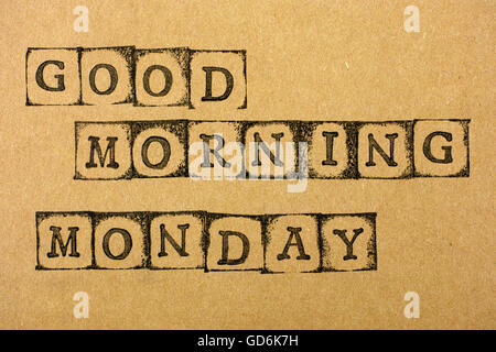 Mots Bon matin Lundi, par timbres alphabet noir sur carton. Banque D'Images