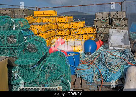 Des casiers à homard et crabe et les engins de pêche à côté du mur du port à Tingwall, Evie. sur les îles Orkney. SCO 10, 584. Banque D'Images