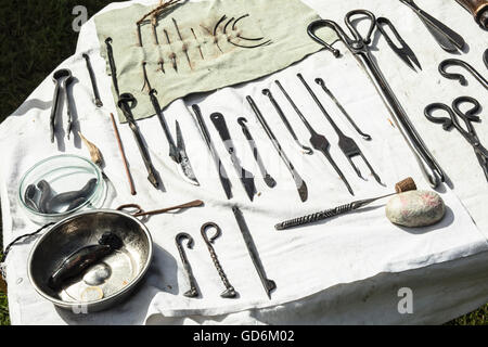 Voir d'instruments médicaux médiévale sur une table Banque D'Images