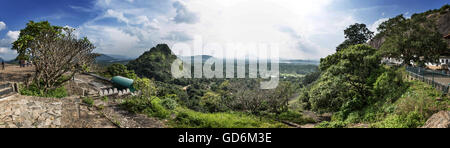 La vue vers l'ouest à partir de l'extérieur du Temple de Dambulla. Montrant la forêt, jungle, collines et montagnes. Soleil & nuages Banque D'Images