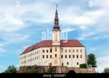 Decin château baroque sur un rocher au-dessus de la rivière Elbe, North Bohemia, République Tchèque Banque D'Images