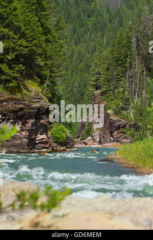 Les kayakistes sur la fourche au milieu de la rivière Flathead au Montana Banque D'Images