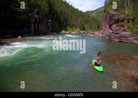 Les kayakistes sur la fourche au milieu de la rivière Flathead au Montana Banque D'Images