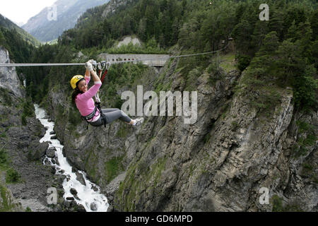 Aventura Parc Mont Blanc. Femme pratiquant la tyrolienne dans la vallée d'Aoste. Italie Banque D'Images