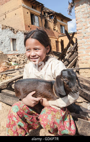 Les bovins ne sont pas seulement des fournisseurs de lait aux gens de Lele, mais sont considérés comme des membres de la famille et aimé autant. Lele Village, 16 Kms de Patan. Le Népal. Banque D'Images