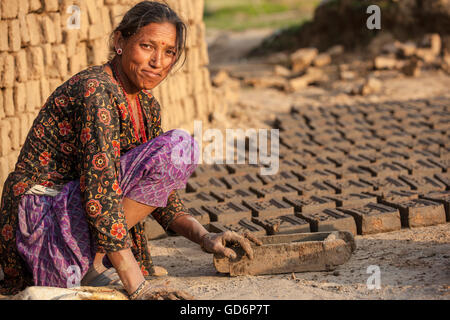 Adobe fait à la reconstruction des maisons. Lele Village, 16 Kms de Patan. Le Népal. Des larmes ont séché. Pas de temps pour le deuil ou l'attente de l'aide. Lele y a-t-il aider à construire un abri contre le reste de leur maison cassée. Séisme a pris leurs maisons Banque D'Images