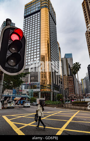 La jonction de route et feux de circulation à la jonction de Causeway Road et Tung lo Wan Road montrant le Regal Hotel Hong Kong, Chine Banque D'Images