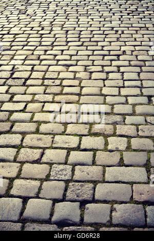 Tons Vintage pavés au lever du soleil, la rue à Poznan, en Pologne. Banque D'Images