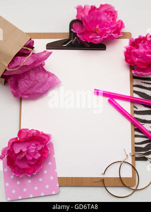Télévision féminin lay blog photo historique agrémenté de fleurs et bijoux sur un presse-papiers en rose et or Banque D'Images