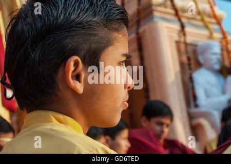Jeune débutant sur Ganga Aarti cérémonie à Parmarth Niketan Ashram au coucher du soleil. Rishikesh Banque D'Images