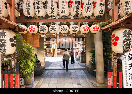 L'entrée du sanctuaire Shinto du Japon avec des lanternes en papier au marché Nishiki à Kyoto, Japon Banque D'Images