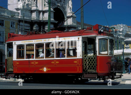 Tramway funiculaire traditionnel et de train dans le centre-ville de Lisbonne au Portugal en Europe. Banque D'Images