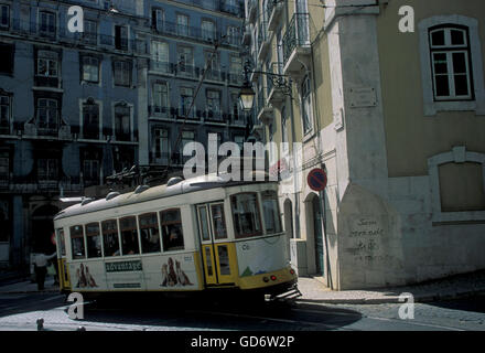 Tramway funiculaire traditionnel et de train dans le centre-ville de Lisbonne au Portugal en Europe. Banque D'Images