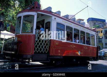 Tramway funiculaire traditionnel et de train dans le centre-ville de Lisbonne au Portugal en Europe. Banque D'Images