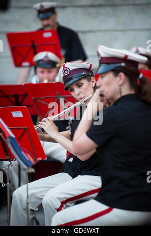 Marching Band KUD Mail Maribor effectuer dans les rues de Maribor au Festival le Carême, Maribor, Slovénie, 2016 Banque D'Images