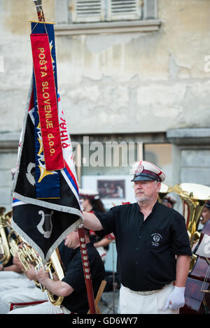 Marching Band KUD Mail Maribor effectuer dans les rues de Maribor au Festival le Carême, Maribor, Slovénie, 2016 Banque D'Images