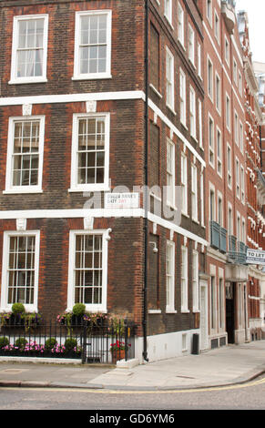 Londres, Royaume-Uni - 16 août 2010 : streetview de Queen Anne's Gate SW1 Banque D'Images
